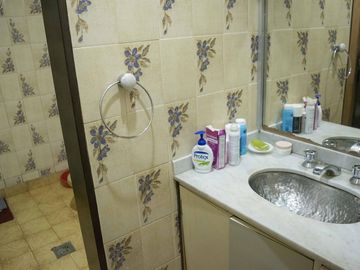 Casa de 4 ambientes con cochera y dependencia de servicio en venta en Beccar