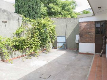 Casa de 4 ambientes con cochera y dependencia de servicio en venta en Beccar