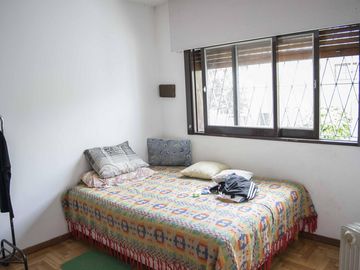 Casa de 4 ambientes con cochera y dependencia de servicio en venta en Beccar