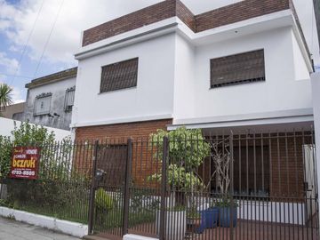 Casa de 4 ambientes con cochera y dependencia de servicio en venta en Beccar