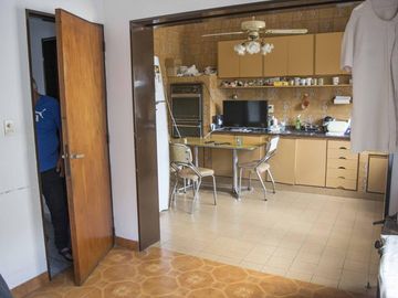 Casa de 4 ambientes con cochera y dependencia de servicio en venta en Beccar