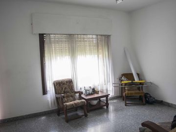 Casa de 4 ambientes con cochera y dependencia de servicio en venta en Beccar