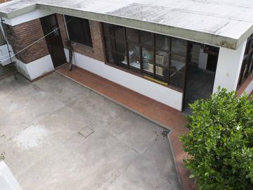 Casa de 4 ambientes con cochera y dependencia de servicio en venta en Beccar