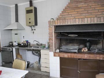 Casa de 4 ambientes con cochera y dependencia de servicio en venta en Beccar