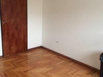 Casa de 4 ambientes con cochera y dependencia de servicio en venta en Beccar