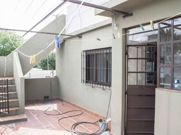 Casa de 4 ambientes con cochera y dependencia de servicio en venta en Beccar