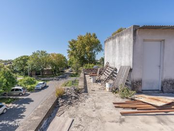 CASA A LA VENTA 2 DORMITORIOS EN BARRIO MATHEU PATIO Y TERRAZA