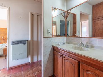 CASA A LA VENTA 2 DORMITORIOS EN BARRIO MATHEU PATIO Y TERRAZA