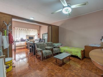 CASA A LA VENTA 2 DORMITORIOS EN BARRIO MATHEU PATIO Y TERRAZA