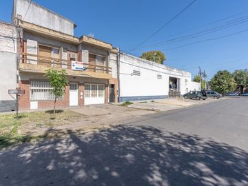 CASA A LA VENTA 2 DORMITORIOS EN BARRIO MATHEU PATIO Y TERRAZA