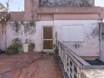 CASA A LA VENTA 2 DORMITORIOS EN BARRIO MATHEU PATIO Y TERRAZA