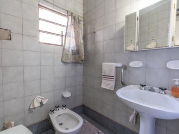 CASA A LA VENTA 2 DORMITORIOS EN BARRIO MATHEU PATIO Y TERRAZA