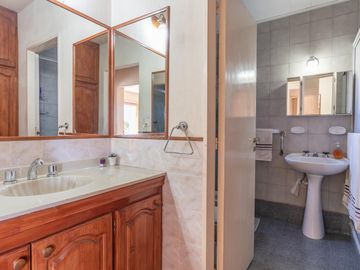 CASA A LA VENTA 2 DORMITORIOS EN BARRIO MATHEU PATIO Y TERRAZA