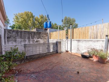 CASA A LA VENTA 2 DORMITORIOS EN BARRIO MATHEU PATIO Y TERRAZA