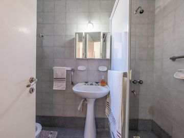 CASA A LA VENTA 2 DORMITORIOS EN BARRIO MATHEU PATIO Y TERRAZA