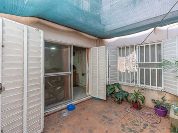 CASA A LA VENTA 2 DORMITORIOS EN BARRIO MATHEU PATIO Y TERRAZA