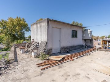 CASA A LA VENTA 2 DORMITORIOS EN BARRIO MATHEU PATIO Y TERRAZA