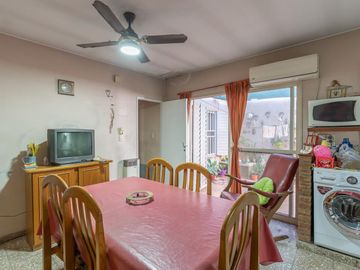 CASA A LA VENTA 2 DORMITORIOS EN BARRIO MATHEU PATIO Y TERRAZA