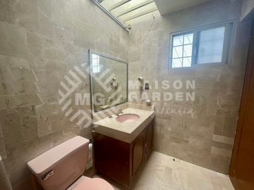 Casa en Venta en El Mirador ideal para oficinas o consultorios