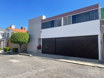 Casa en Venta en El Mirador ideal para oficinas o consultorios
