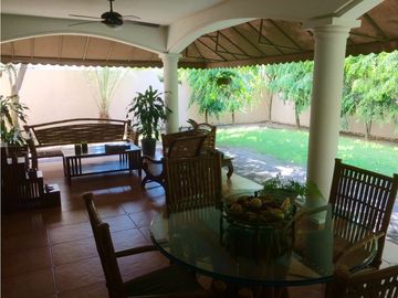 VENDO CASA UNIFAMILIAR EN PALMERAS DEL ESTE 529mt