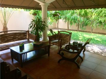 VENDO CASA UNIFAMILIAR EN PALMERAS DEL ESTE 529mt