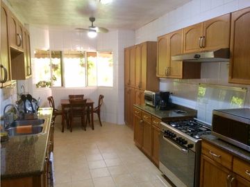 VENDO CASA UNIFAMILIAR EN PALMERAS DEL ESTE 529mt