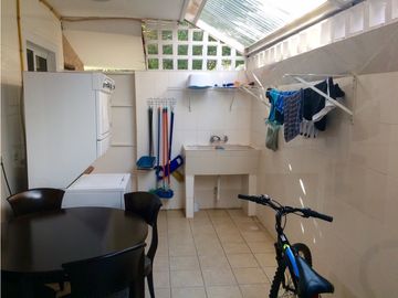 VENDO CASA UNIFAMILIAR EN PALMERAS DEL ESTE 529mt