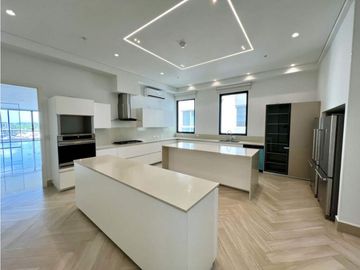 PENTHOUSE EN OCEAN REEF ISLAND PH WATERFRONT CON LINEA BLANCA