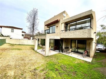 Casa en Venta en San Carlos de Apoquindo / Camino El Alba / Para remodelar