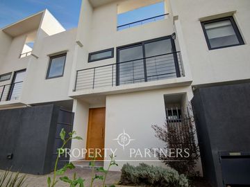 Amplio townhouse en excelente ubicación 4D 3B 2E