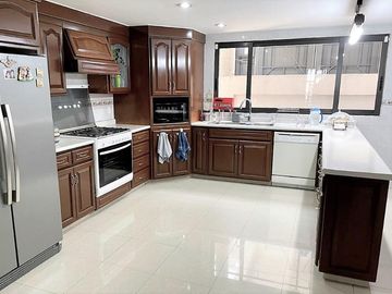 Exclusiva Residencia de Lujo en Satélite, con Área de Juegos, Terraza, Sala de Doble Altura y Más