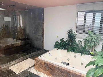 Exclusiva Residencia de Lujo en Satélite, con Área de Juegos, Terraza, Sala de Doble Altura y Más