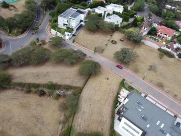 TERRENO EN VENTA EN EXCLUSIVA URBANIZACIÓN PRIVADA DE CUMBAYÁ
