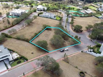 TERRENO EN VENTA EN EXCLUSIVA URBANIZACIÓN PRIVADA DE CUMBAYÁ