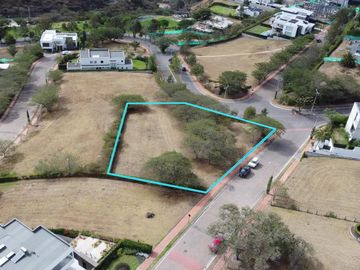 TERRENO EN VENTA EN EXCLUSIVA URBANIZACIÓN PRIVADA DE CUMBAYÁ