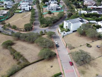 TERRENO EN VENTA EN EXCLUSIVA URBANIZACIÓN PRIVADA DE CUMBAYÁ
