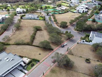 TERRENO EN VENTA EN EXCLUSIVA URBANIZACIÓN PRIVADA DE CUMBAYÁ
