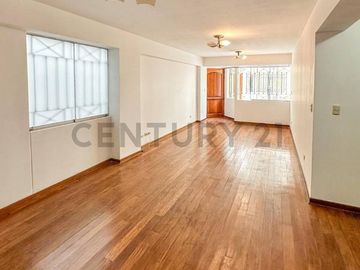 Departamento en venta en primer piso en Magdalena límite con San Isidro