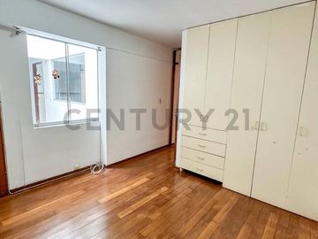 Departamento en venta en primer piso en Magdalena límite con San Isidro