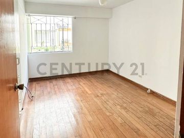 Departamento en venta en primer piso en Magdalena límite con San Isidro