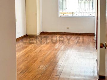Departamento en venta en primer piso en Magdalena límite con San Isidro
