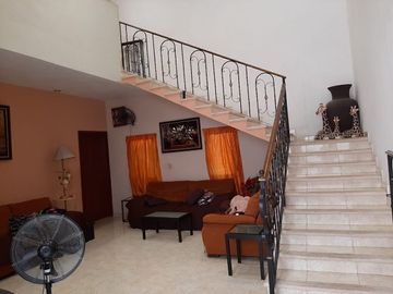 Casa de 5 Recámaras Super Amplia con 2 Albercas al Oriente de Mérida