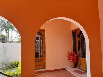 Casa de 5 Recámaras Super Amplia con 2 Albercas al Oriente de Mérida