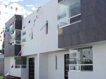 En Hacienda Las Trojes, 3 recámaras, Estudio, Jardín, Privada, EQUIPADA.-