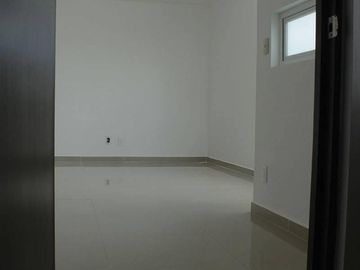 En Hacienda Las Trojes, 3 recámaras, Estudio, Jardín, Privada, EQUIPADA.-