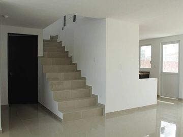 En Hacienda Las Trojes, 3 recámaras, Estudio, Jardín, Privada, EQUIPADA.-