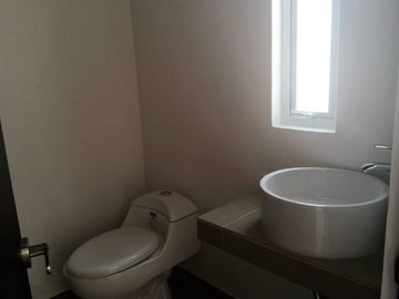 En Hacienda Las Trojes, 3 recámaras, Estudio, Jardín, Privada, EQUIPADA.-