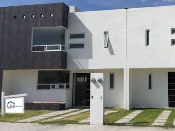 En Hacienda Las Trojes, 3 recámaras, Estudio, Jardín, Privada, EQUIPADA.-