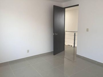 En Hacienda Las Trojes, 3 recámaras, Estudio, Jardín, Privada, EQUIPADA.-
